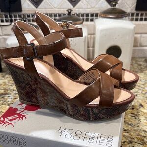 Mootsies Tootsies Molalitak platform sandals